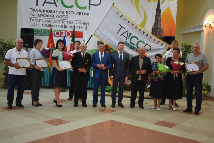 Питрәчлеләрне истәлекле билгеләр һәм ТАССРның 100 еллыгы сертификатлары белән бүләкләделәр
