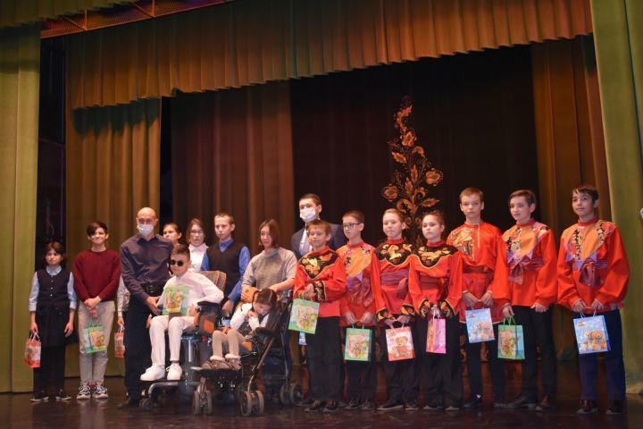 Питрәчтә мөмкинлекләре чикләнгән кешеләр ункөнлегенә багышланган концерт узды