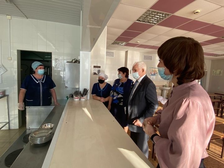 Татарстан Дәүләт Советы депутаты Камил Садриев район мәктәпләрендә булды
