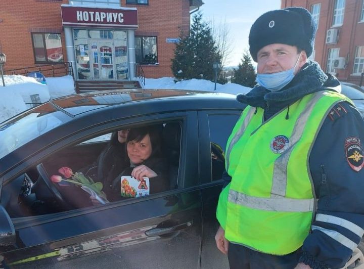 В Пестрецах сотрудники ГИБДД подарили цветы автоледи