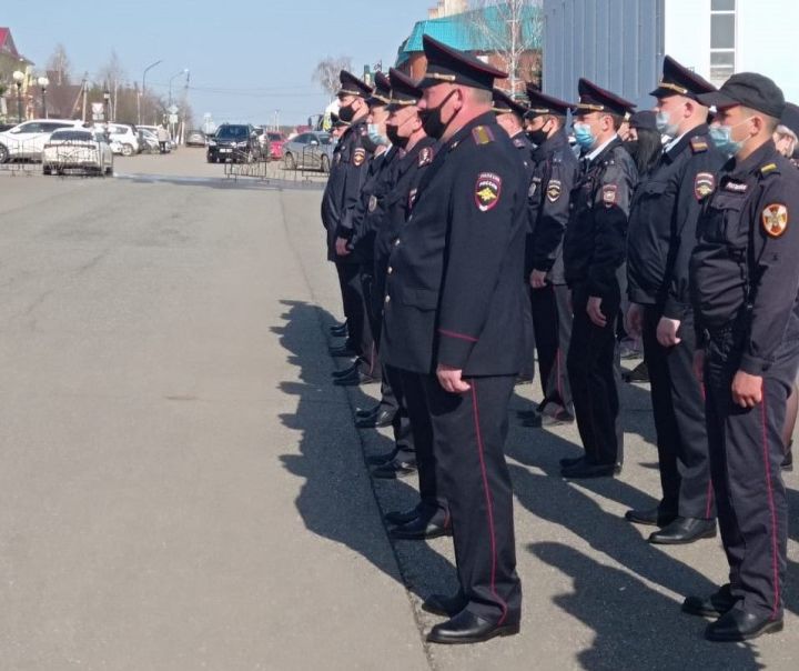 В Пестрецах прошел строевой смотр сотрудников РОВД