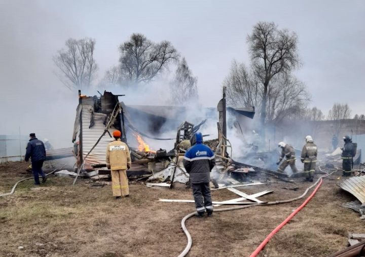 Питрәч районы Богородск авылында торак йорт һәм мунча янды
