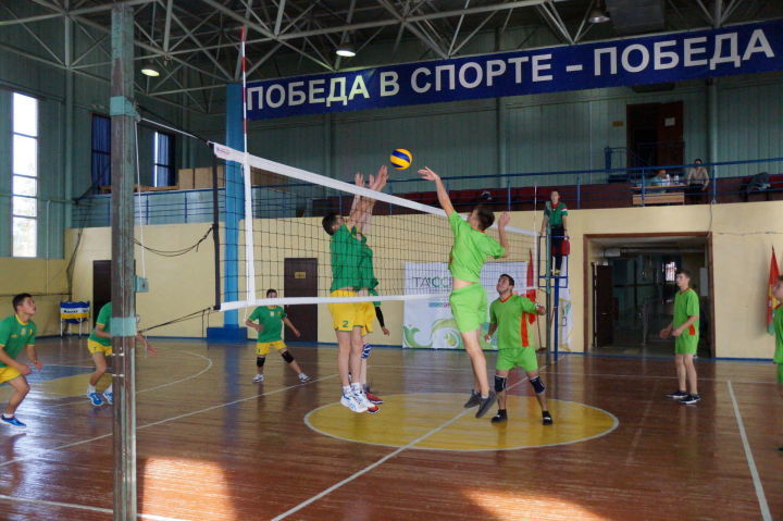 В седьмом туре регулярного чемпионата района лидеры вновь победили своих соперников