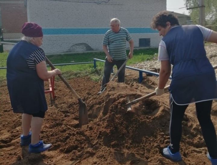 На детской площадке села Ленино-Кокушкино разравняли песок