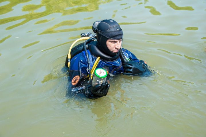 ️Водолазы погрузили под воду икону Николая Чудотворца в селе Куюки