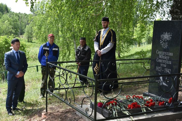 Нептун авылында кызыл армияче Мәхмүт Сөнгатуллин каберенә таш куелды