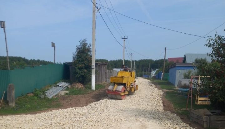 В Конском сельском поселении щебенят дороги