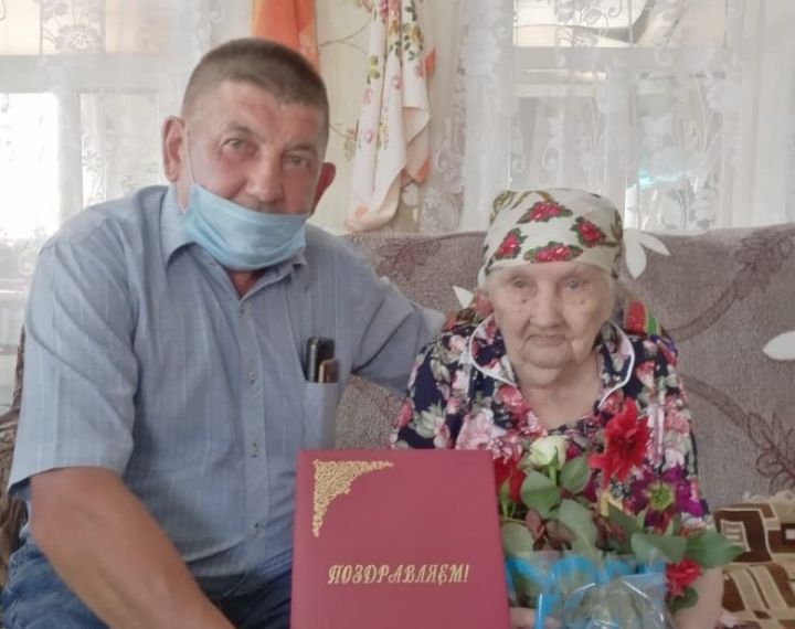 Анастасия Сергеевна Антонова из деревни Альвидино сегодня отметила 102-ой день рождения