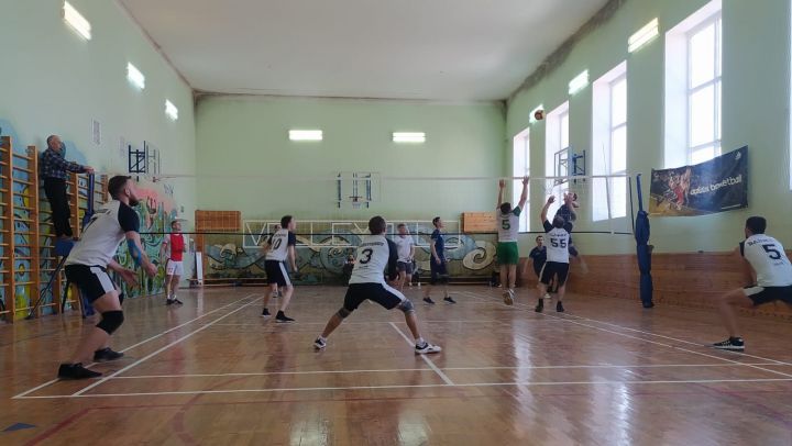 Прошли игры пятого тура чемпионата района по волейболу
