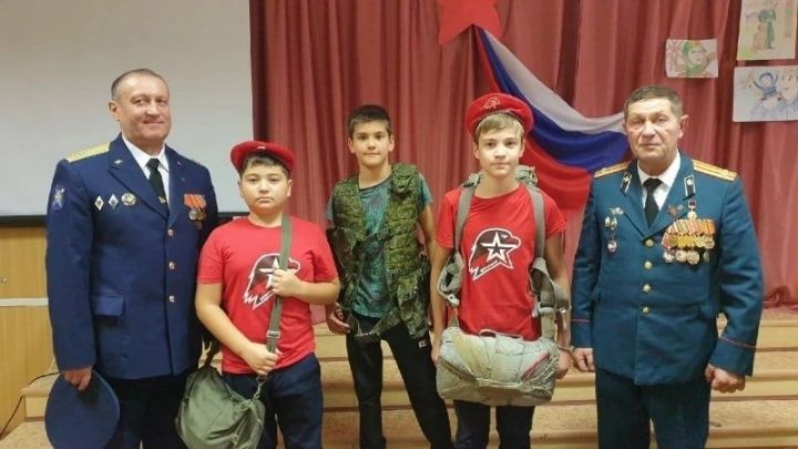 Для учащихся Ленино-Кокушкинской школы провели урок мужества