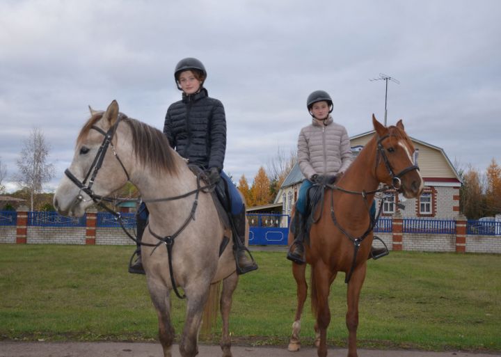 15-летние сестры-двойняшки Карина и Полина Гафаровы с детства занимаются конными скачками