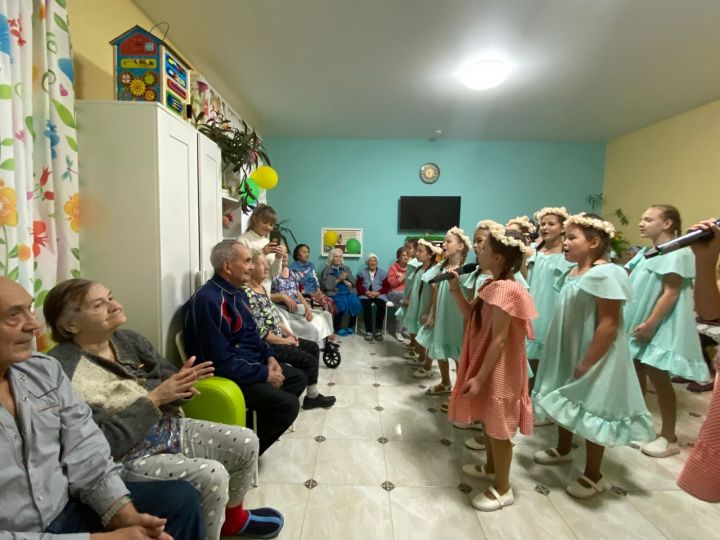 Көектә балалар өлкәннәр өчен хәйрия концерты үткәрделәр