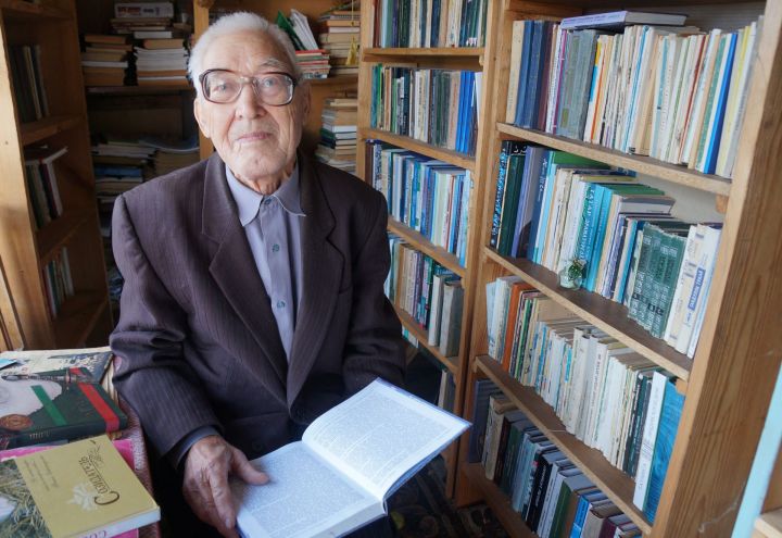 88-летний житель деревни Колкомерка соорудил свою домашнюю библиотеку