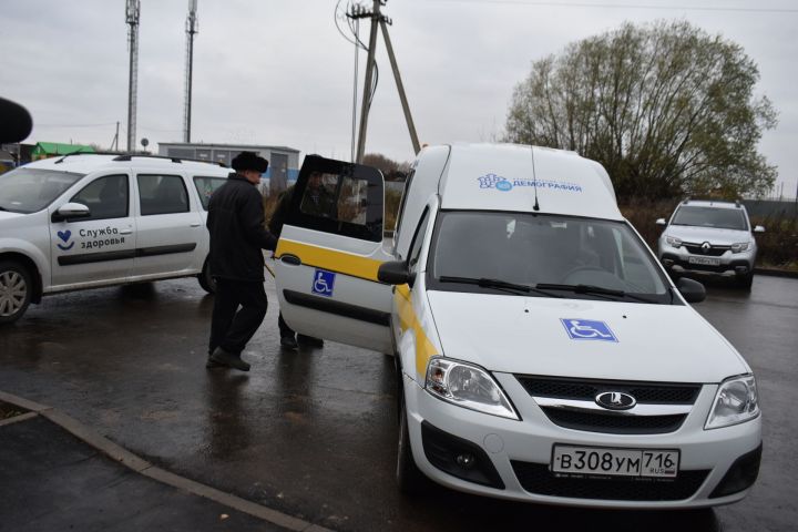 В Шалях пожилых граждан доставили до амбулатории на автомобиле