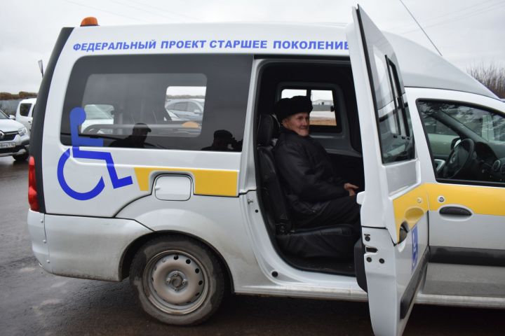В Шалях пожилых граждан доставили до амбулатории на автомобиле