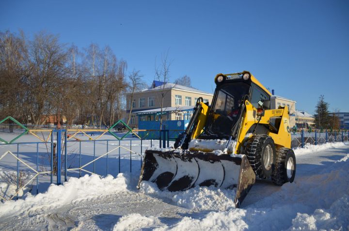 В Пестрецах продолжается очистка тротуаров