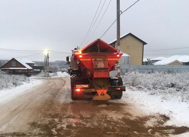 Питрәч юлларында бозлавык урыннарын тозлы ком белән каплыйлар