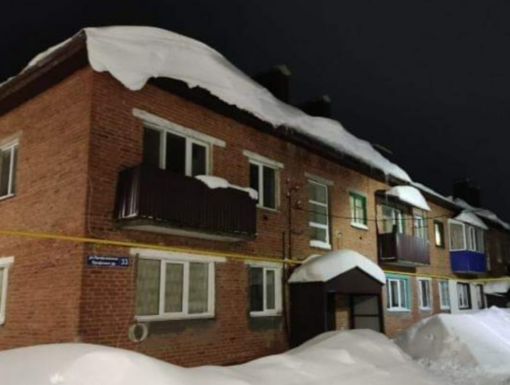 «Сидим без света»: в Кулаево с крыши упал снег и повредил провода