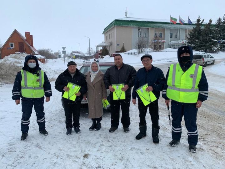 Подарки вместо штрафов вручили сотрудники ГИБДД пестречинским водителям