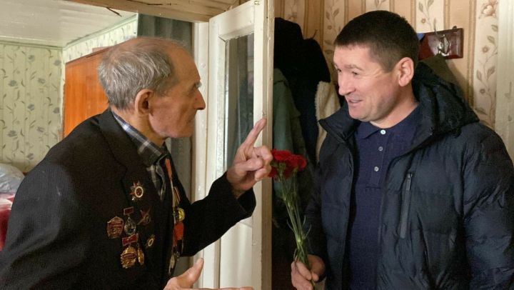 Питрәч районы башлыгы һәм «Селяне» ансамблен сугыш ветераны Алексей Макаров янында кунакта булдылар