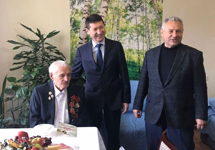Ильхам Кашапов и Рустам Калимуллин поздравили ветерана из Пестрецов с праздником Победы