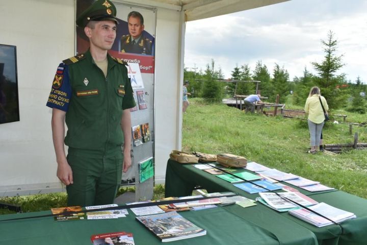 Әлбәдендә махсус мәйданчыкта питрәчлеләр хәрби хезмәт турында белә алдылар