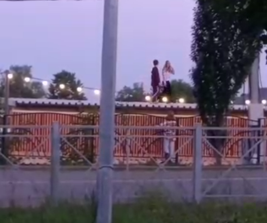 В Пестрецах сняли на видео, как в Детском городке подростки ходят по крыше навесных конструкций