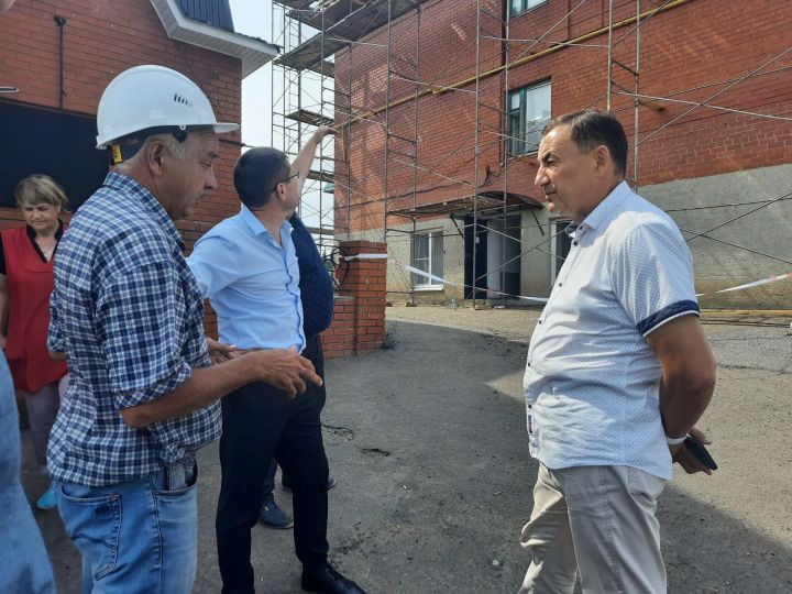 Марат Нуриев ознакомился с ходом ремонта дома в Пестрецах