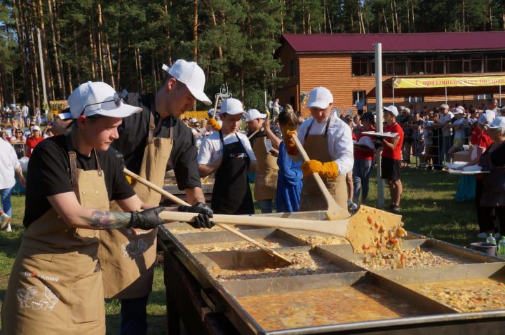 На фестивале «Скорлупино» зажарили 8 тысяч яиц и устроили сковородошные забеги