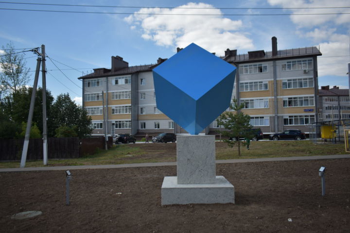 У нового ЖК в Пестрецах установили арт-объект в виде куба