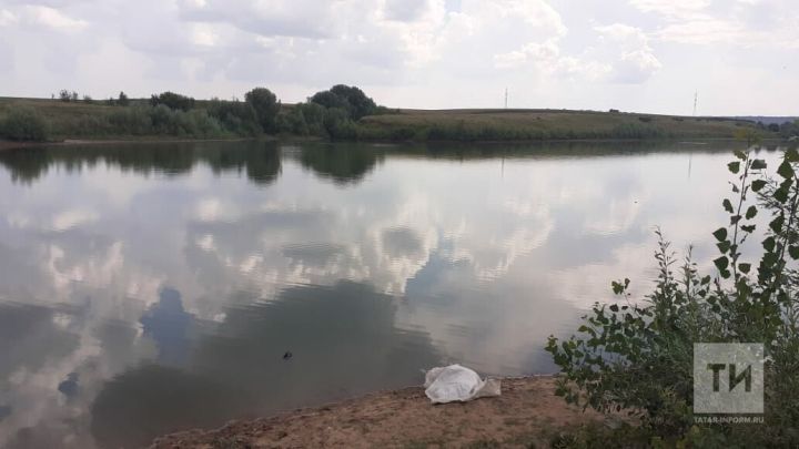 Жители Пестречинского района достали из местного озера утонувшего мужчину