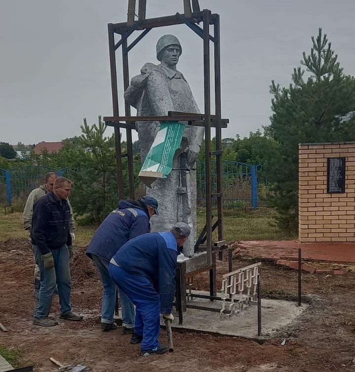 В селе Конь перенесли памятник неизвестному солдату