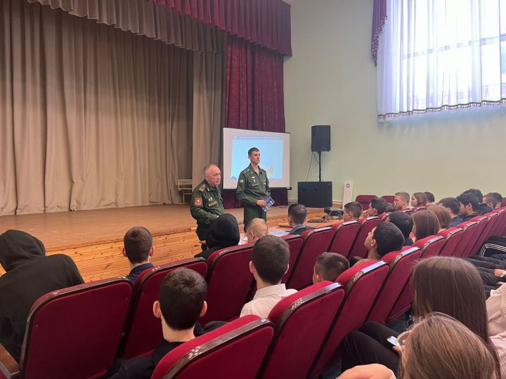 Пестречинские школьники познакомились с военными профессиями