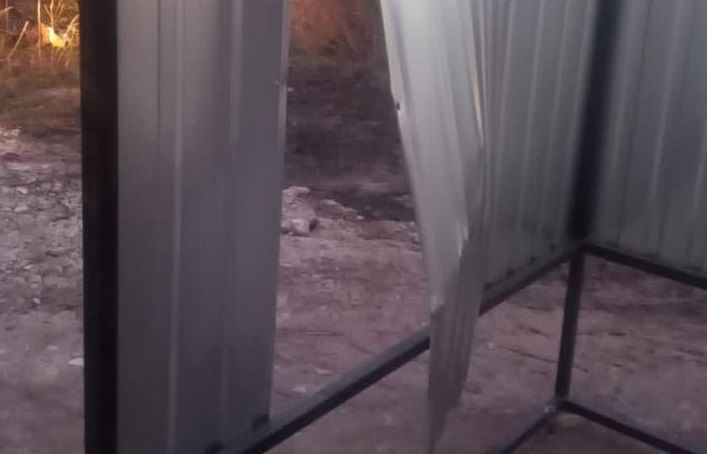 Арышхазда авылында тукталыш павильонын җимергәннәр