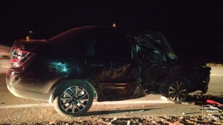 Два автомобиля столкнулись лоб в лоб в Пестречинском районе