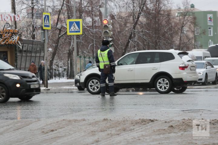Водителям напомнили об опасностях осеннего и зимнего сезонов