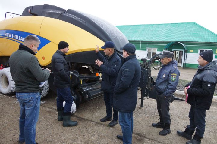 Районның авыл хуҗалыгы предприятиеләрендә техниканы тикшерү узды