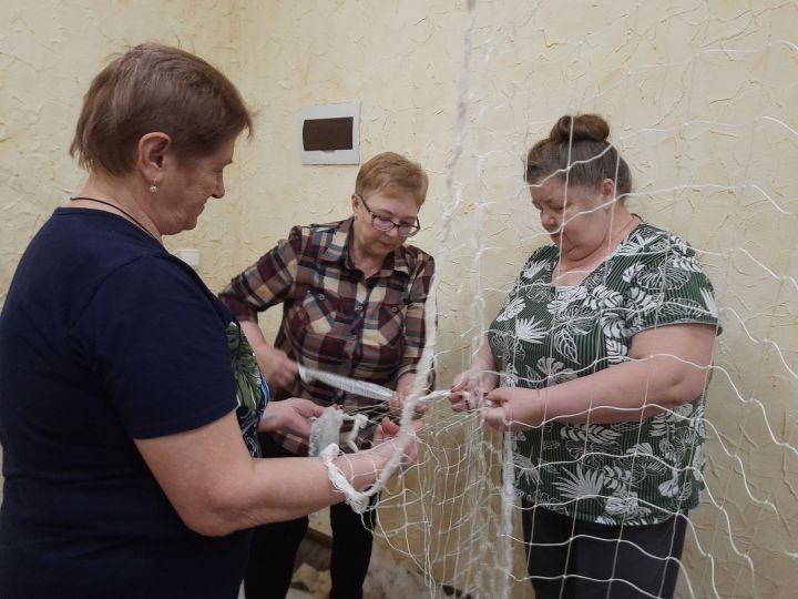 В Пестречинском районе готовят к отправке партию маскировочных сетей в зону СВО