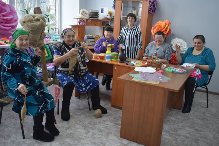 Кәвәллеләр маскировка челтәрләре, окоп шәмнәре ясыйлар һәм йон оекбашлар бәйлиләр