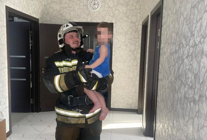 В Куюках спасатели помогли ребенку, который оказался запертым один в доме