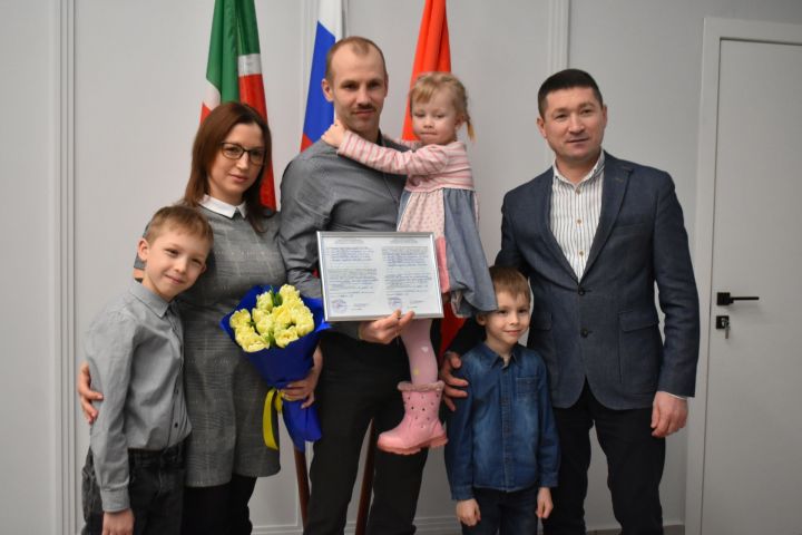 Питрәчтә гаиләгә фатир яки йорт сатып алуга таныклык тапшырдылар