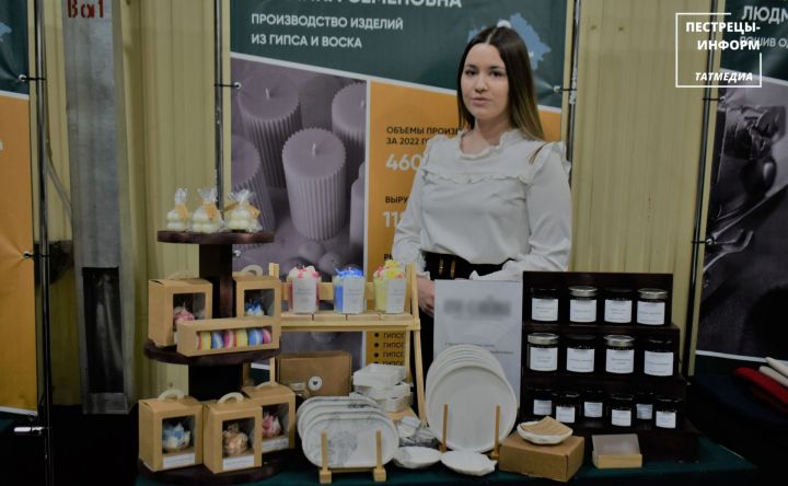 Студентка из села Пестрецы своими руками делает декоративные свечи