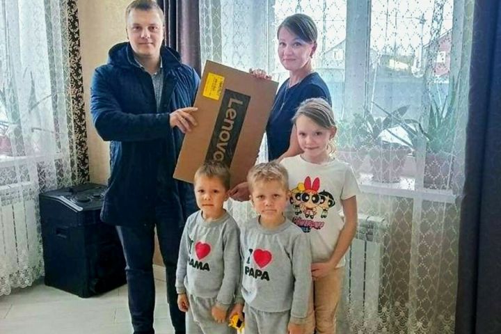 Көектән мобилизацияләнүченең гаиләсенә ноутбук тапшырдылар