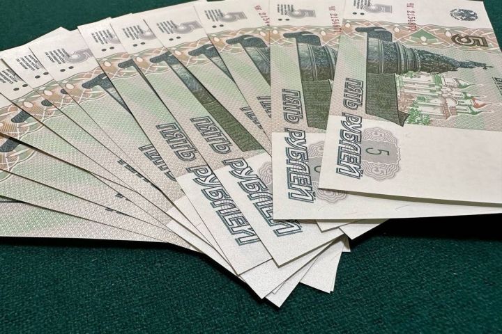 В России запустили в обращение купюры номиналом в пять и десять рублей