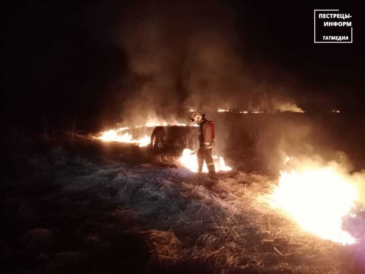 Накануне ночью на берегу реки Меши произошел большой пожар