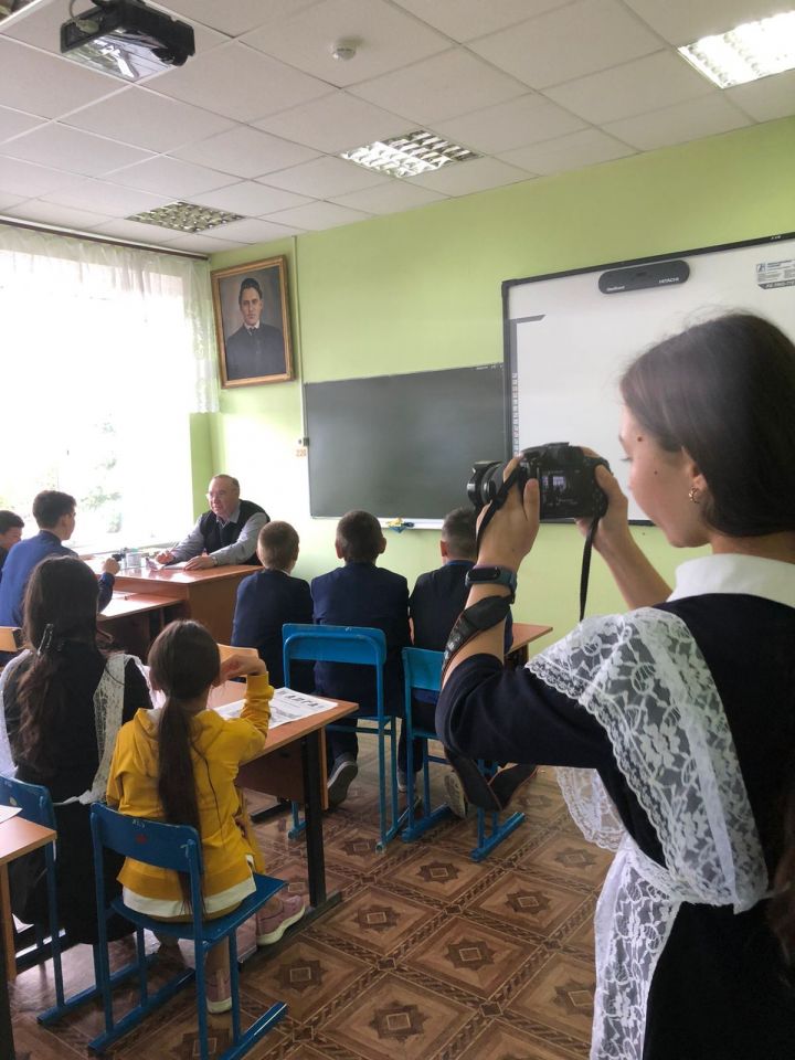 Ученики Конской школы встретились с опытным фотокорреспондентом района
