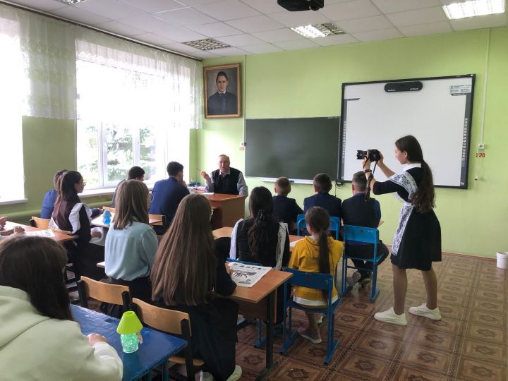 Ученики Конской школы встретились с опытным фотокорреспондентом района
