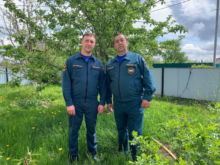 Отец и сын Геннадий и Олег Романовы спасают людей от пожаров