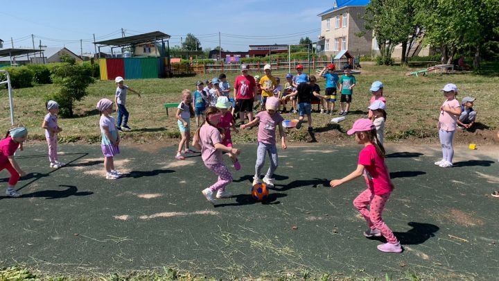 В детском садике «Солнышко» состоялось спортивное мероприятие «Футбольная карусель»