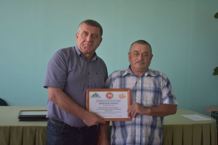 Ленино-Кокушкинода «Ак барс» кошчылык комплексында алдынгы хезмәткәрләрне һәм юбилейларын билгеләп үтүчеләрне хөрмәтләделәр